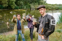 Stefan nimmt eine Wasserprobe aus der Plei&szlig;e und vergleicht sie mit Trinkwasser. Im Foto (v.l.): Stefan (Ferdinand Lehmann), Tanker (Andreas Warmbrunn), Daks (Timur Bartels)