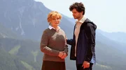 Lukas Ritt (Aaron Karl) versucht seiner Mutter Traudl (Marion Mitterhammer) Mut zuzusprechen.