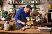 Der Lieblingskoch der Nation bereitet in seinem Landhaus leckere, gesunde Rezepte aus seinem Buch „7 Ways“ zu. Der Lieblingskoch der Nation bereitet in seinem Landhaus leckere, gesunde Rezepte aus seinem Buch „7 Ways“ zu.