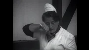 Der Zwiebelaufschneiderin tr&auml;nen die Augen.