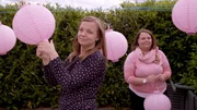 Annemarie feiert ihren Polterabend zusammen mit ihrer Schwester auf dem Dorf in Mecklenburg, wo beide aufgewachsen sind.