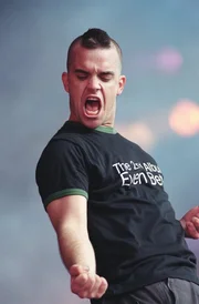 Robbie Williams beim In The Park Music Festival in Schottland 1998. Robbie Williams beim In The Park Music Festival in Schottland 1998.