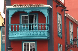 hr-fernsehen LA PALMA - PERLE IM ATLANTIK, Ein Film von Gerhard Amm, am Sonntag (16.04.17) um 13:00 Uhr. Denkmalgesch&uuml;tzte H&auml;user und bunte Holzbalkone pr&auml;gen das Stra&szlig;enbild in den engen Gassen in Santa Cruz, der Hauptstadt der Insel.