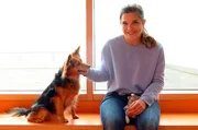 Anna und Schulhündin Lunka haben kurz Pause vom turbulenten Schultag. Anna und Schulhündin Lunka haben kurz Pause vom turbulenten Schultag.