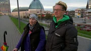 S05E42: In Bremerhaven lernen wir zwei neue Frauen kennen, die nicht nur ihre finanzielle Situation, sondern auch viele Lebenserfahrungen verbindet: Bina und Sabine. Bina lebt allein in einer spärlich eingerichteten Wohnung und möchte so schnell wie möglich umziehen. Unterstützung bekommt sie von ihrer Freundin Sabine, die zwar selbst mit wenig auskommen muss, aber trotzdem immer für Bina da ist. S05E42: In Bremerhaven lernen wir zwei neue Frauen kennen, die nicht nur ihre finanzielle Situation, sondern auch viele Lebenserfahrungen verbindet: Bina und Sabine. Bina lebt allein in einer spärlich eingerichteten Wohnung und möchte so schnell wie möglich umziehen. Unterstützung bekommt sie von ihrer Freundin Sabine, die zwar selbst mit wenig auskommen muss, aber trotzdem immer für Bina da ist.