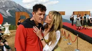 Bergretter Rudi (Michael Pascher) ist hin und weg von der Event-Managerin Isabell Klett (Heidi Klum).