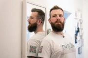 Oliver Faulstich erkrankte mit 15 an einer Hirnhautentzündung und konnte von einem auf den anderen Tag nicht mehr hören. Durch die moderne Technik von Cochlea-Implantaten und viel Training kann er heute wieder hören und macht sich stark für Menschen, denen es ähnlich geht. Oliver Faulstich erkrankte mit 15 an einer Hirnhautentzündung und konnte von einem auf den anderen Tag nicht mehr hören. Durch die moderne Technik von Cochlea-Implantaten und viel Training kann er heute wieder hören und macht sich stark für Menschen, denen es ähnlich geht.