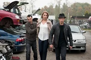 Filippo Toldo (Beniamino Brogi, l.) und Viktor Devic (Arnel Taci, r.), zwei bewaffnete Typen, verschleppen Frau K&uuml;ppers (Saskia Fischer, M.) auf einen Schrottplatz.