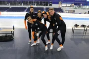 Luke, Alex, Ruben, Mark und Jeppe sind bereit. Mit windschnittigen Anz&uuml;gen wagen sie sich auf die Eisschnellbahn. Fehlen nur noch die Schlittschuhe.