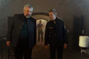 Polizeihauptmeister Mohr (Max M&uuml;ller, r.) informiert Kommissar Stadler (Dieter Fischer, l.) im Beisein des G&auml;rtners Max Treidl (Stefan Voglhuber, M.) &uuml;ber die m&ouml;gliche Todesursache.