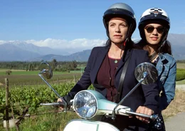 Katharina (Christine Neubauer) f&auml;hrt mit ihrer Tochter Laura (Nilam Farooq) zum Anwesen von deren vermeintlichem Vater.