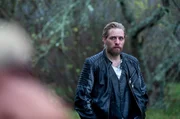 ARD Degeto MARIA WERN, KRIPO GOTLAND, "Raues Land (No Boundaries)". Motorrad-Badboy Urban Nyberg (Erik Bolin) gibt sich bei der Vermisstensuche hilfsbereit.