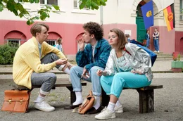 Trixi (Katja Hutko) wartet mit Hacki (David Nolden) und Schnorchel (Fred Costea) vor der Berufsschule auf Franka.