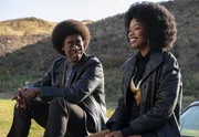 Don Cheadle as Mo and Xosha Roquemore as Connie in BLACK MONDAY (Episode 8, „7042“) Don Cheadle as Mo and Xosha Roquemore as Connie in BLACK MONDAY (Episode 8, „7042“)