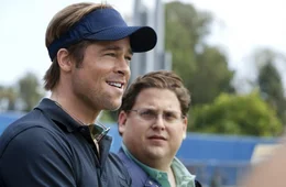 Weil seine Oakland As nur wenige finanzielle Mittel zur Verf&uuml;gung haben, greift Baseball-Manager Billy Beane (Brad Pitt, l.) zu ungew&ouml;hnlichen Ma&szlig;nahmen: Unterst&uuml;tzt von dem jungen Yale-Absolventen Peter Brand (Jonah Hill, r.) orientiert er sich bei der Zusammenstellung seiner Mannschaft allein an Computer-Statistiken ...