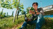 Weinbauer Armin Tement verkostet seinen Ciringa-Wein vom Grenzpamoramaweg