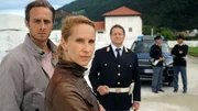 Jonas (Gabriel Raab, li.), Sonja (Chiara Schoras) und Peter Kerschbaumer (Hanspeter Müller-Drossaart) halten Martin Auer für einen Verdächtigen. Jonas (Gabriel Raab, li.), Sonja (Chiara Schoras) und Peter Kerschbaumer (Hanspeter Müller-Drossaart) halten Martin Auer für einen Verdächtigen.