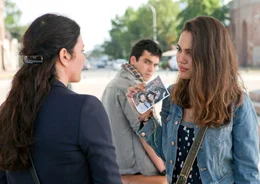 Laura (Nilam Farooq) und Luis (Jan Jacobsen) konfrontieren Katharina (Christine Neubauer, li.) mit einem Foto, dass Lauras Vater zeigen k&ouml;nnte.