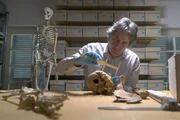 Prof. Albert Zink ist Spezialist für die Untersuchung von Mumien. Er untersuchte auch die sterblichen Überreste von Ramses III. in Kairo. Prof. Albert Zink ist Spezialist für die Untersuchung von Mumien. Er untersuchte auch die sterblichen Überreste von Ramses III. in Kairo.