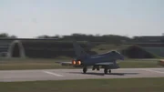 Die NATO-Angriffe auf Jugoslawien wurden nur aus der Luft ausgeübt, auf dem Boden rächten sich die Serben dafür an den Kosovo-Albanern. Die NATO-Angriffe auf Jugoslawien wurden nur aus der Luft ausgeübt, auf dem Boden rächten sich die Serben dafür an den Kosovo-Albanern.