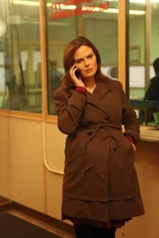 Trotz fortgeschrittener Schwangerschaft will Brennan (Emily Deschanel) das Geheimnis lösen, warum Leichenteile eines Mannes Meilen von seinem eigentlichen Aufenthaltsort in die Kanalisation gelangen konnten. Trotz fortgeschrittener Schwangerschaft will Brennan (Emily Deschanel) das Geheimnis lösen, warum Leichenteile eines Mannes Meilen von seinem eigentlichen Aufenthaltsort in die Kanalisation gelangen konnten.