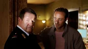 Jonas Kerschbaumer (Gabriel Raab, re.) und sein Vater Peter (Hanspeter Müller-Drossaart) fühlen sich von ihren Chefs übergangen. Jonas Kerschbaumer (Gabriel Raab, re.) und sein Vater Peter (Hanspeter Müller-Drossaart) fühlen sich von ihren Chefs übergangen.