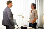 Katja (Ellenie Salvo González) soll eigentlich die Verhandlung mit Benedict (Frederic Heidorn) verhindern. Katja (Ellenie Salvo González) soll eigentlich die Verhandlung mit Benedict (Frederic Heidorn) verhindern.