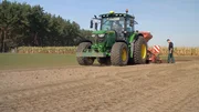 NDR Fernsehen WIE GEHT DAS? DER PERFEKTE RASEN, "Gras s&auml;en, pflegen, rollen", am Mittwoch (01.04.20) um 18:15 Uhr. Der lange Weg zum perfekten Gr&uuml;n - die Einsaat in Alt Zachun &copy; NDR/Hanse TV, honorarfrei - Verwendung gem&auml;&szlig; der AGB im engen inhaltlichen, redaktionellen Zusammenhang mit genannter NDR-Sendung bei Nennung "Bild: NDR/Hanse TV" (S2). NDR Presse und Information/Fotoredaktion, Tel: 040/4156-2306 oder -2305, pressefoto@ndr.de