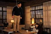 Eine Spinne auf Schmidts (Max Greenfield, l.) Hose wird f&uuml;r Jess (Zooey Deschanel, r.) und all ihre Freunde zu einem riesigen Problem.