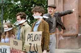 Daks prangert an, dass die Gruppe in der Kirche nicht mehr frei ihre Meinung &auml;u&szlig;ern darf. Im Foto (v.l.): Solveig (Marlene Tanczik), Stefan (Ferdinand Lehmann), Astrid (Anabel M&ouml;bius), Daks (Timur Bartels)