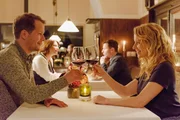 Anna (Diana Staehly) genie&szlig;t entspannt den romantischen Abend mit Paul (Mirko Lang) - endlich einmal ohne das gro&szlig;e Familienchaos.