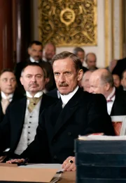 Paris, 07.05.1919. Im Spiegelsaal des Trianon-Palast-Hotels. Graf Brockdorff-Rantzau (Mathieu Carri&egrave;re, links) h&auml;lt seine Gegenrede vor den Alliierten.