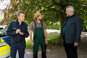 Der G&auml;rtner Max Treidl (Stefan Voglhuber, M.) informiert Polizeihauptmeister Mohr (Max M&uuml;ller, l.) und Kommissar Stadler (Dieter Fischer, r.), wo er das Opfer aufgefunden hat.