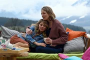 Katharina (Luise Bähr, l.) sucht Trost bei Emilie (Stefanie von Poser, r.). Katharina (Luise Bähr, l.) sucht Trost bei Emilie (Stefanie von Poser, r.).