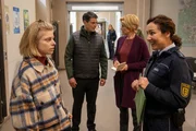 Die Kommissare Martina Seiffert (Astrid M. Fünderich, 2.v.r.) und Rico Sander (Benjamin Strecker, 2.v.l.) sowie Streifenbeamtin Sibylle Beyer (Bärbel Stolz, r.) bekommen Ermittlungshilfe von Ricos Freundin Amelie (Janina Agnes, l.). Bringt die introvertierte Hackerin die entscheidenden Hinweise? Die Kommissare Martina Seiffert (Astrid M. Fünderich, 2.v.r.) und Rico Sander (Benjamin Strecker, 2.v.l.) sowie Streifenbeamtin Sibylle Beyer (Bärbel Stolz, r.) bekommen Ermittlungshilfe von Ricos Freundin Amelie (Janina Agnes, l.). Bringt die introvertierte Hackerin die entscheidenden Hinweise?