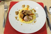 Tagesmotto &bdquo;Leibgericht&ldquo;: Schweinefilet mit Pfefferrahmsauce, konfierten Karotten und Kartoffelp&uuml;ree von Konstantin Schmidt