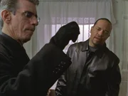 Munch (Richard Belzer, li.) und Fin (Ice-T, re.) haben die Kette in der Wohung des Busfahrers gefunden...