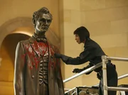 Cam (Tamara Taylor) stellt fest, dass es sich bei der roten Farbe, mit der die Lincoln-Statue beschmiert wurde, um Blut handelt. Cam (Tamara Taylor) stellt fest, dass es sich bei der roten Farbe, mit der die Lincoln-Statue beschmiert wurde, um Blut handelt.