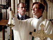 Det. Stabler (Christopher Meloni, li.) findet heraus, dass Pater Michael (Eric Stoltz, re.) nicht schuldig ist, aber er wegen seines Beichtgeheimnisses den T%ter nicht verraten darf...