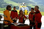 Großeinsatz für Markus (Sebastian Ströbel, l.) und sein Bergretter-Team Rudi (Michael Pascher, 2.v.l.), Katharina (Luise Bähr, M.), Tobi (Markus Brandl, 2.v.r.) und Michi (Robert Lohr, r.). Großeinsatz für Markus (Sebastian Ströbel, l.) und sein Bergretter-Team Rudi (Michael Pascher, 2.v.l.), Katharina (Luise Bähr, M.), Tobi (Markus Brandl, 2.v.r.) und Michi (Robert Lohr, r.).