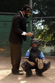 Seit Sharonas Sohn Benji (Kane Ritchotte, r.) Baseball spielt ist Mr. Monk (Tony Shalhoub, l.) gezwungen sich mit diesem Sport auseinander zu setzen. Seit Sharonas Sohn Benji (Kane Ritchotte, r.) Baseball spielt ist Mr. Monk (Tony Shalhoub, l.) gezwungen sich mit diesem Sport auseinander zu setzen.