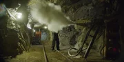 Beim Ausblasen der Bohrlöcher schießt radioaktiv belasteter Gesteinsstaub in den Schacht. Ein tödliches Risiko für die Kumpel, doch die Folgen spüren sie erst Jahre später. Beim Ausblasen der Bohrlöcher schießt radioaktiv belasteter Gesteinsstaub in den Schacht. Ein tödliches Risiko für die Kumpel, doch die Folgen spüren sie erst Jahre später.