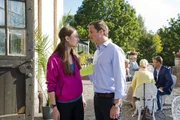 Jonas (Roman Roth) flirtet unentwegt und heftig mit Hilla (Josephin Busch). Doch Hilla macht ihm klar, dass sie bereits einen Partner hat. Jonas (Roman Roth) flirtet unentwegt und heftig mit Hilla (Josephin Busch). Doch Hilla macht ihm klar, dass sie bereits einen Partner hat.