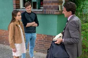 Oliver Radek (Hans-Werner Meyer, r.) stellt seine Tochter Hannah Radek (Lina Helfrich, l.) und deren Freund Leon (Felix Vogt, M.) wegen einer Sporttasche mit sonderbarem Inhalt zur Rede. Oliver Radek (Hans-Werner Meyer, r.) stellt seine Tochter Hannah Radek (Lina Helfrich, l.) und deren Freund Leon (Felix Vogt, M.) wegen einer Sporttasche mit sonderbarem Inhalt zur Rede.