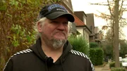 S05E42: In Gelsenkirchen rückt Dieters Suche nach seiner Herkunft einen Schritt weiter. Die Adoptionsvermittlung in Herzogenrath bei Aachen hat ihn zu einem persönlichen Gespräch eingeladen. Gemeinsam mit seiner guten Freundin Rena fährt er zu dem emotionalen Termin. Wird er eines Tages mehr über seine leiblichen Eltern erfahren? S05E42: In Gelsenkirchen rückt Dieters Suche nach seiner Herkunft einen Schritt weiter. Die Adoptionsvermittlung in Herzogenrath bei Aachen hat ihn zu einem persönlichen Gespräch eingeladen. Gemeinsam mit seiner guten Freundin Rena fährt er zu dem emotionalen Termin. Wird er eines Tages mehr über seine leiblichen Eltern erfahren?