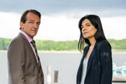 Oliver Radek (Hans-Werner Meyer, l.) und Mina Amiri (Jasmin Tabatabai, r.) fragen sich, ob Natascha Hammersfahr etwas mit dem Verschwinden des Podcast-Journalisten René Schilling zu tun haben könnte. Oliver Radek (Hans-Werner Meyer, l.) und Mina Amiri (Jasmin Tabatabai, r.) fragen sich, ob Natascha Hammersfahr etwas mit dem Verschwinden des Podcast-Journalisten René Schilling zu tun haben könnte.