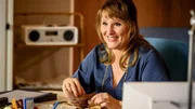 Melanie (Nina Vorbrodt) amüsiert sich über Katjas aufgebrachte Laune. Die Verwendung des sendungsbezogenen Materials ist nur mit dem Hinweis und Verlinkung auf TVNOW gestattet. Melanie (Nina Vorbrodt) amüsiert sich über Katjas aufgebrachte Laune. Die Verwendung des sendungsbezogenen Materials ist nur mit dem Hinweis und Verlinkung auf TVNOW gestattet.