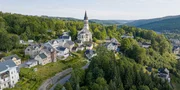 Der Uranhunger der Sowjetunion reißt tiefe Wunden im sächsischen Johanngeorgenstadt. Der Boden unter der Stadt wird ausgehöhlt, ganze Straßenzüge verschwinden. Heute trägt die Stadt die Narben des Uran-Raబbaus. Der Uranhunger der Sowjetunion reißt tiefe Wunden im sächsischen Johanngeorgenstadt. Der Boden unter der Stadt wird ausgehöhlt, ganze Straßenzüge verschwinden. Heute trägt die Stadt die Narben des Uran-Raబbaus.