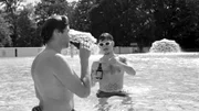 Jonas und Rapper Yung Hurn (rechts) im Prinzenbad: Baden und Bier, während andere arbeiten - ein perfekter Tag für beide. Jonas und Rapper Yung Hurn (rechts) im Prinzenbad: Baden und Bier, während andere arbeiten - ein perfekter Tag für beide.