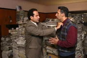 Nach vielen Jahren trifft Mr. Monk (Tony Shalhoub, links) seinen Bruder Ambrose (John Turturro, rechts) wieder. Dieser behauptet, seine Nachbarin wäre von ihrem Mann ermordet worden Nach vielen Jahren trifft Mr. Monk (Tony Shalhoub, links) seinen Bruder Ambrose (John Turturro, rechts) wieder. Dieser behauptet, seine Nachbarin wäre von ihrem Mann ermordet worden